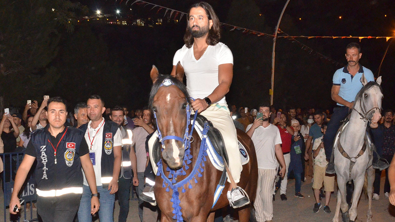 Kahramanmaraş'ta konser veren Koray Avcı sahneye atla geldi