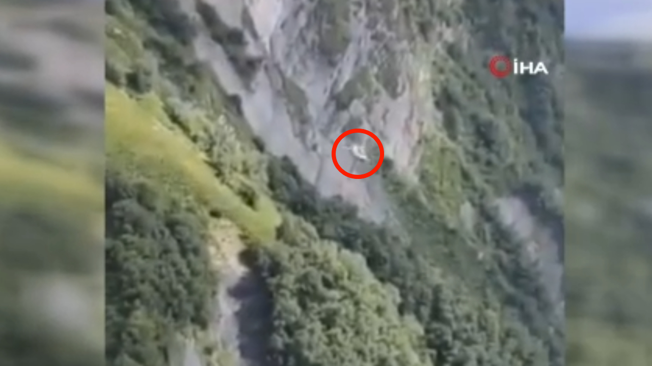 Dağlık alana düşen yamaç paraşütçülerini arayan helikopter de düştü: 8 ölü