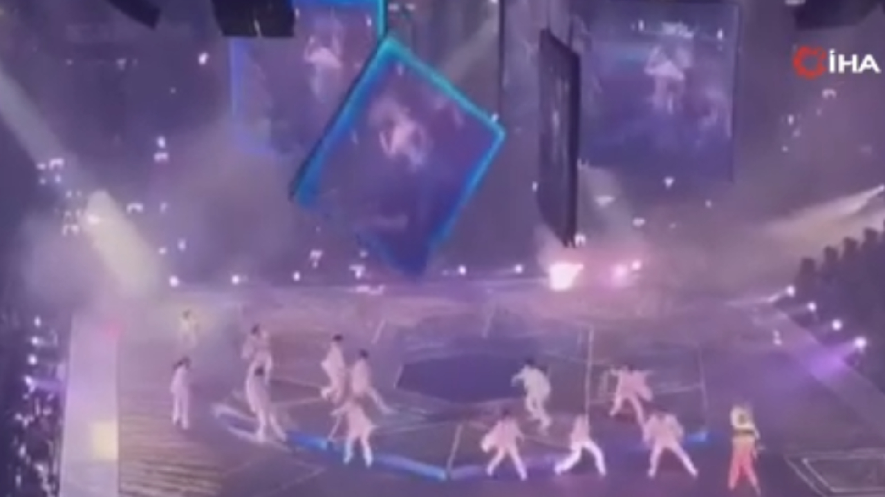 Konserde feci kaza! K-Pop grubunun performansı sırasında dev ekran dansçıların üzerine düştü