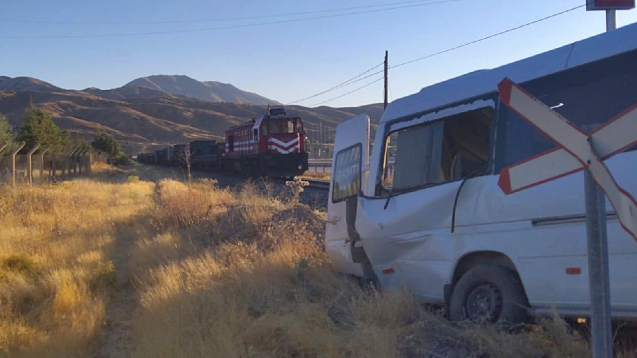 Elazığ'da yük treni, hemzemin geçitte minibüse çarptı