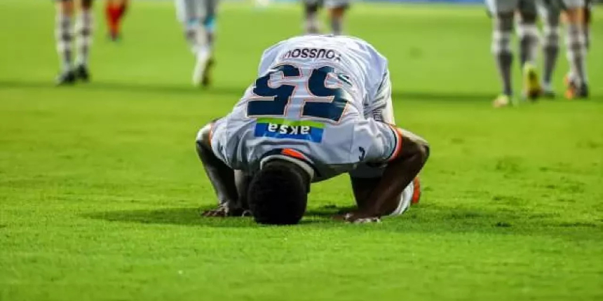 Başakşehirli Ndayishimiye, gol sonrası taraftarların önünde secde yaptı