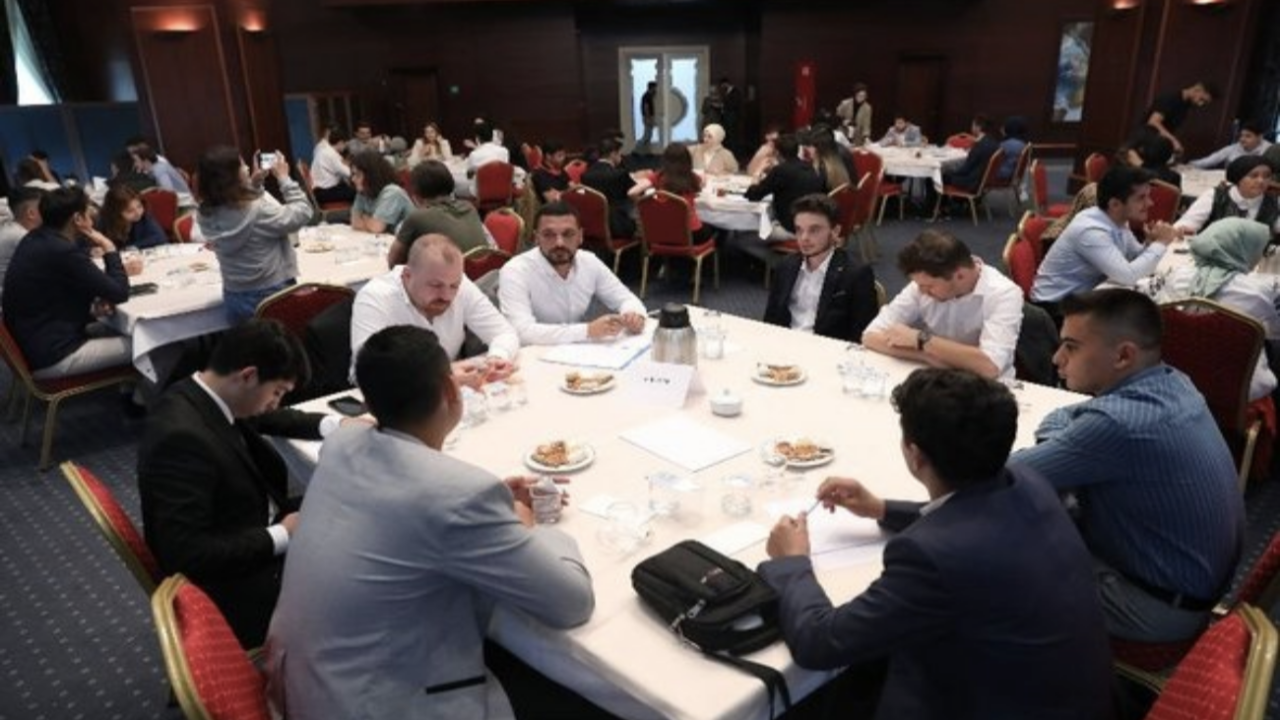 AK Parti Gençlik Kolları ilk kez oy kullanacaklara çalıştay düzenledi
