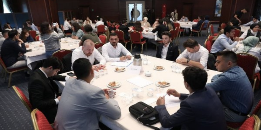 AK Parti Gençlik Kolları ilk kez oy kullanacaklara çalıştay düzenledi