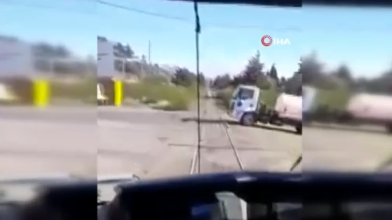 Uyarılara aldırmayan kamyona hemzemin geçitte tren çarptı