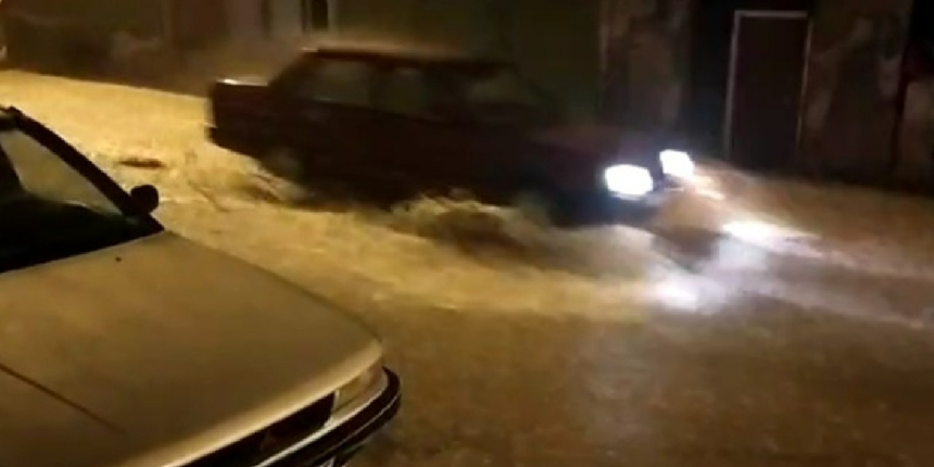 Edirne'de aniden bastıran yağmur hayatı felç etti
