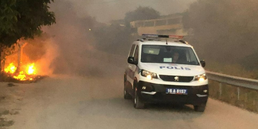 Bursa'da çalılık alanda çıkan yangın paniğe sebep oldu