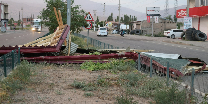 Iğdır’da etkili olan fırtına çatıları uçurdu, araçlara zarar verdi