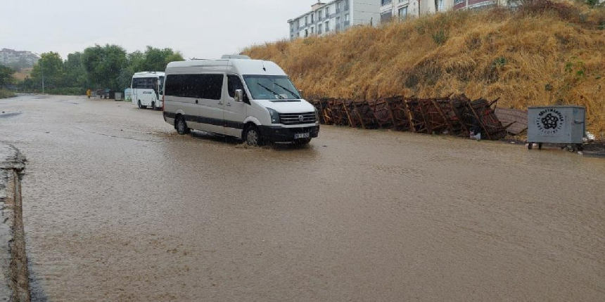 Yazın ortasında şiddetli yağış: Sokaklar dereye dönüştü