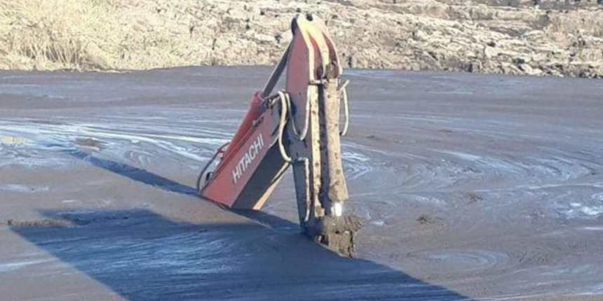 Manisa'da iş makinesi operatörü çamur altında kaldı: Çalışma başlatıldı!