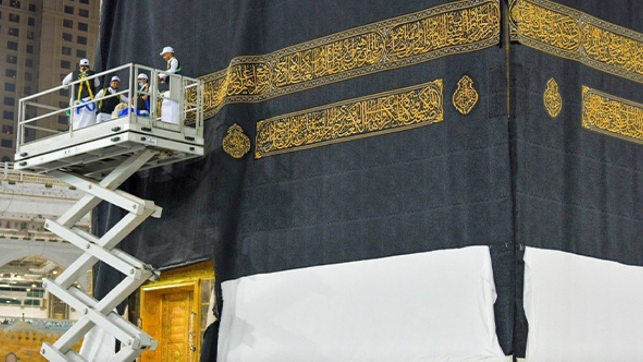 Kabe'nin örtüsü "Kisve-i Şerif" hicri yılbaşında değiştirildi: 20 gün sonraya alınmıştı...