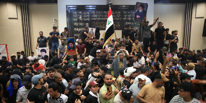 Irak'ta sular durulmuyor: Şii liderin destekçileri yine meclisi bastı! 60 kişi yaralandı...