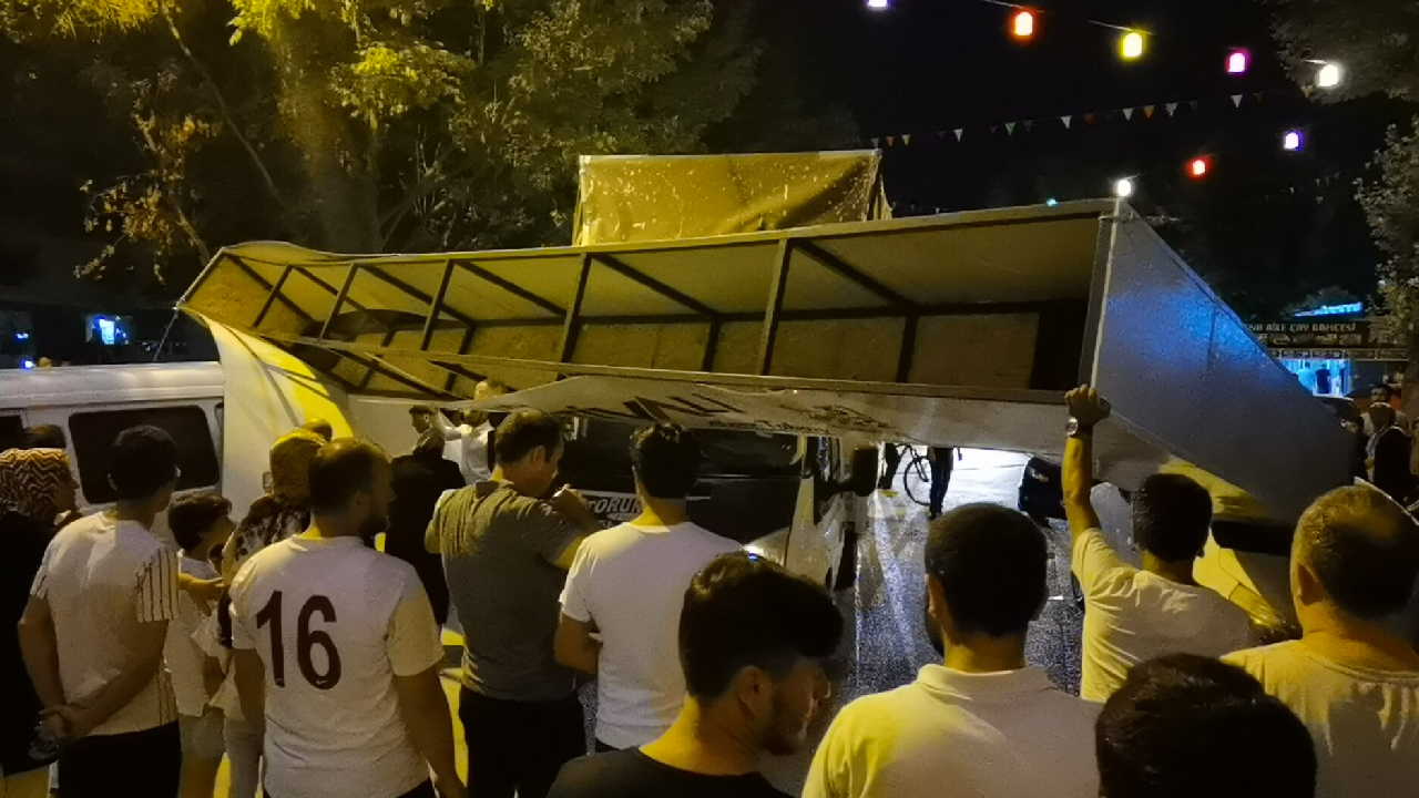 Kültür parkta faciadan dönüldü! Dev totem araçların üzerine düştü