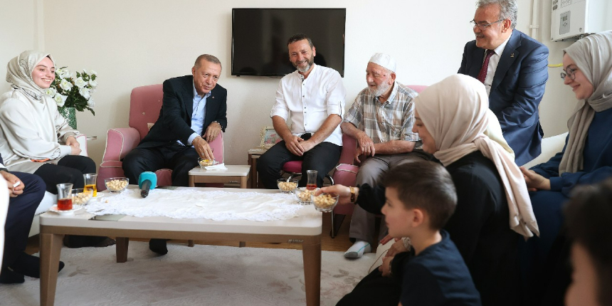 Cumhurbaşkanı Erdoğan, Ordu'da çay davetinde bulunan aileyi ziyaret etti