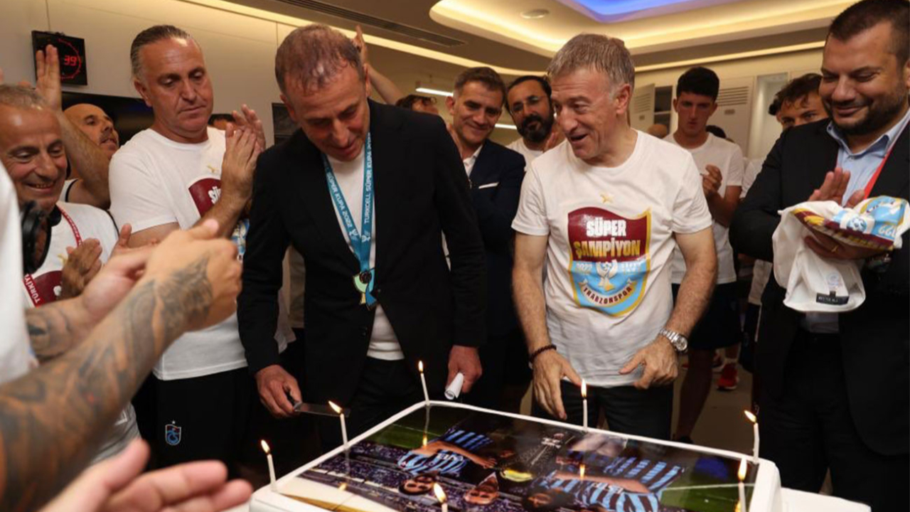 Sivasspor maçı sonrası Trabzonspor Teknik Direktörü Abdullah Avcı’ya doğum günü sürprizi