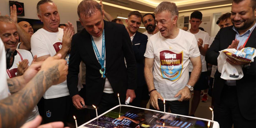Sivasspor maçı sonrası Trabzonspor Teknik Direktörü Abdullah Avcı’ya doğum günü sürprizi