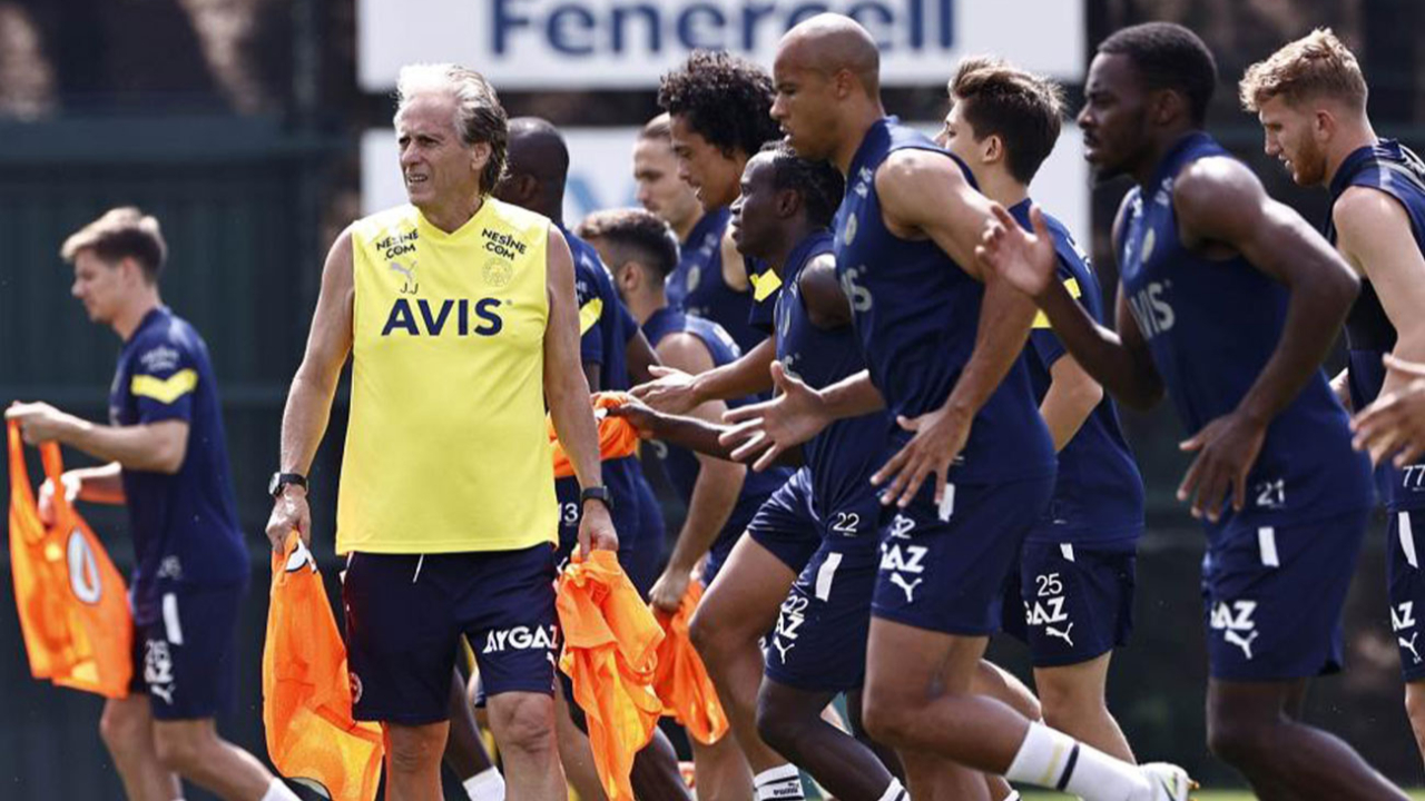 Fenerbahçe UEFA Avrupa Ligi'ne odaklandı! Slovacko maçının mesaisi sürüyor