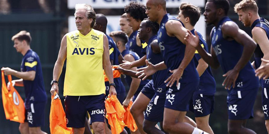 Fenerbahçe UEFA Avrupa Ligi'ne odaklandı! Slovacko maçının mesaisi sürüyor