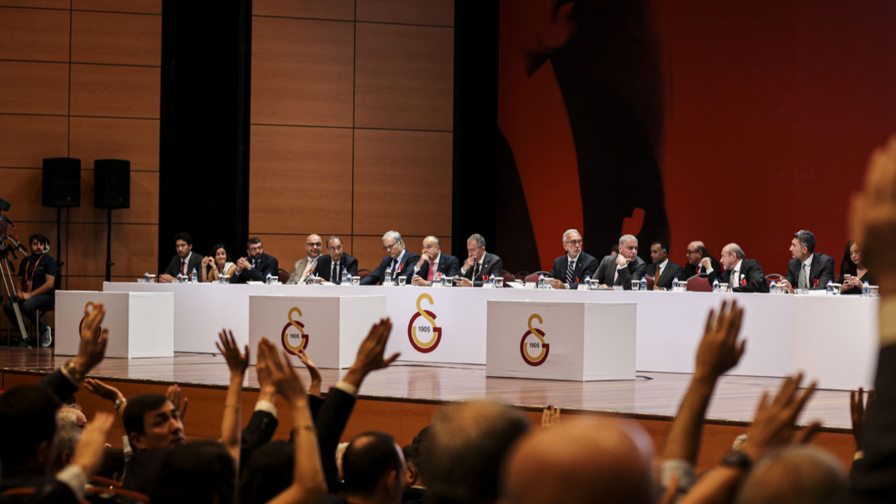 Galatasaray'da tarihi karar! Dursun Özbek ve ekibinin tüm yetki istekleri kabul edildi