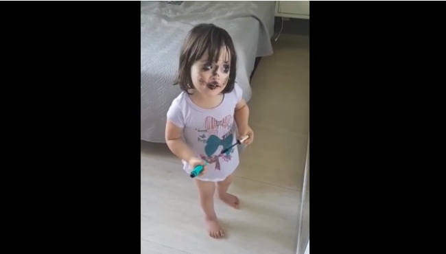 Annesinden öğrendiği rimel sürme işini kendi suratında deneyen ufaklık...