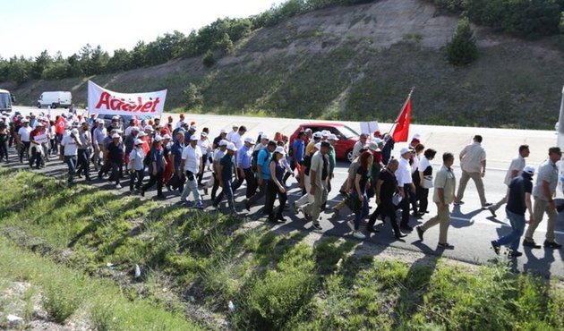 Yürüyüşe katılan bir partili kalp krizi geçirdi