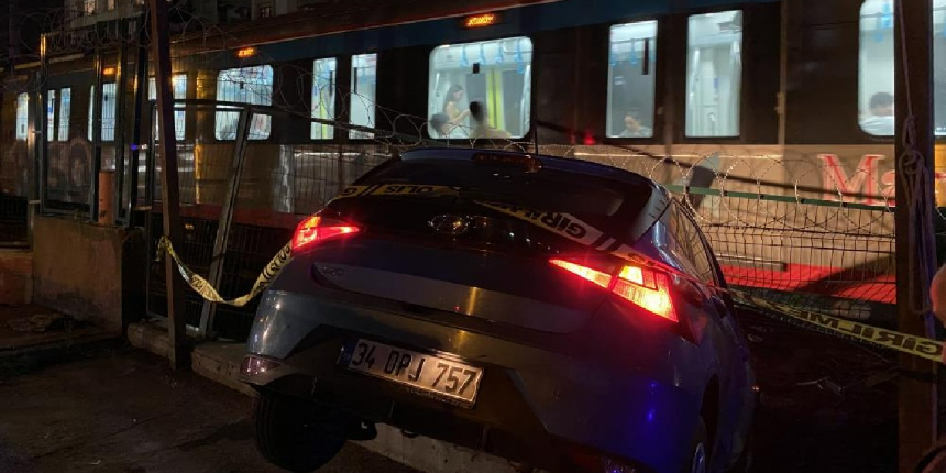 Bariyerlere çarpan otomobil, Marmaray tren raylarına girmekten son anda kurtuldu