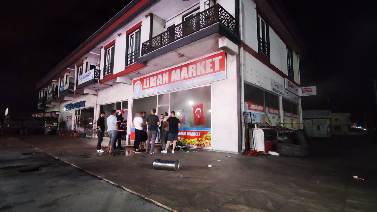 Yangın çıkan marketi küle dönmekten böyle kurtardılar