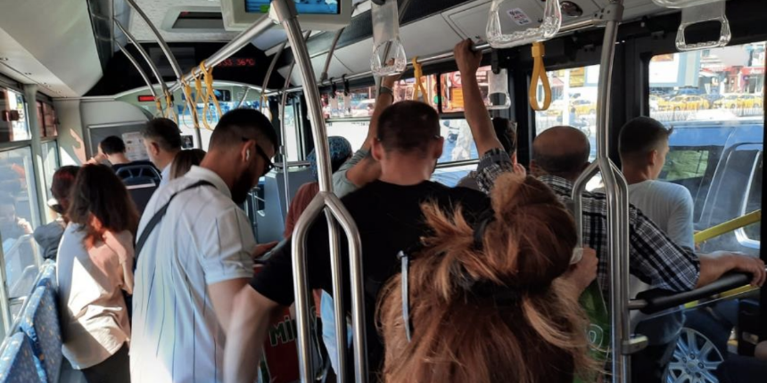 Otobüste yer vermek için ayağa kalkan çocuk, yaşlı adamın hışmına uğradı