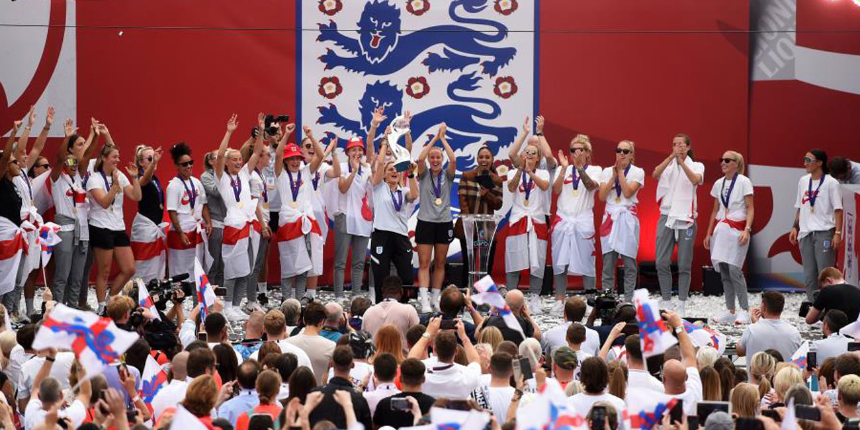 Londra'da binlerce kişi İngiltere Kadın Futbol Takımı'nın şampiyonluğunu kutladı