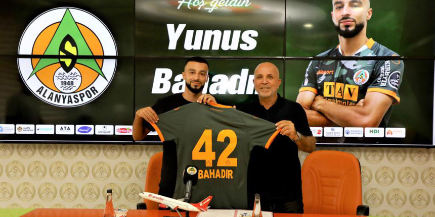 Yunus Bahadır, kendisini 3 yıllığına Alanyaspor'a bağlayan sözleşmeye imzayı attı