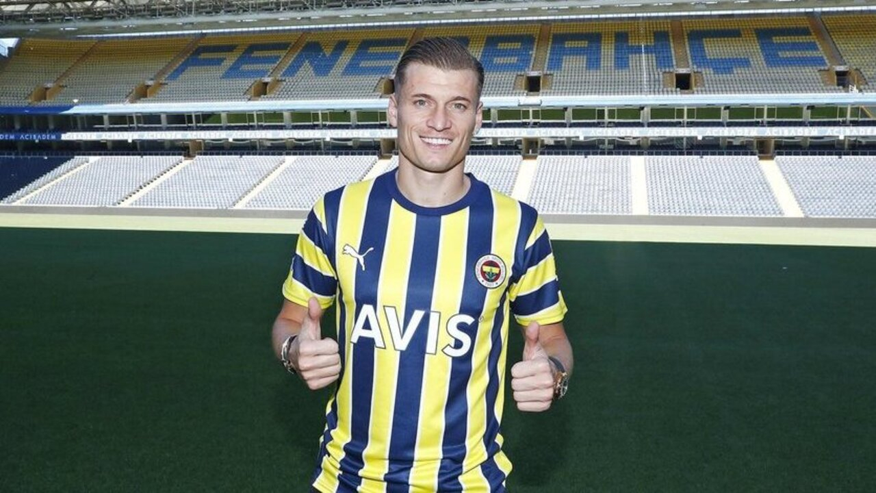 Ezgjan Alioski imzayı attı! Fenerbahçe transferi resmen açıkladı