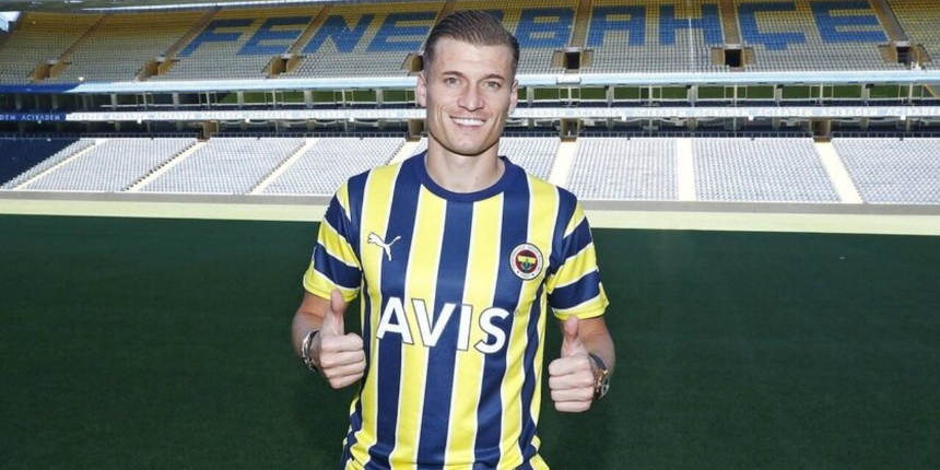 Ezgjan Alioski imzayı attı! Fenerbahçe transferi resmen açıkladı