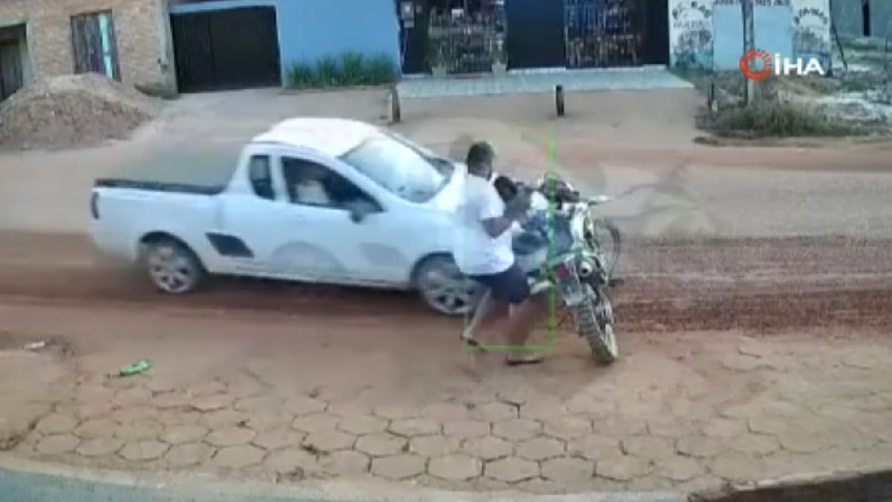 Baba refleksi! 1 yaşındaki oğlunu, aracın çarptığı motosikletten böyle kurtardı