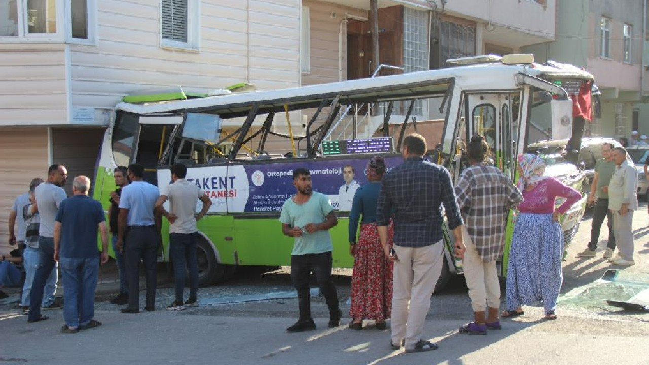 Geri geri kayan halk otobüsünde dehşeti yaşadılar: 15 yaralı