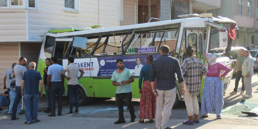 Geri geri kayan halk otobüsünde dehşeti yaşadılar: 15 yaralı