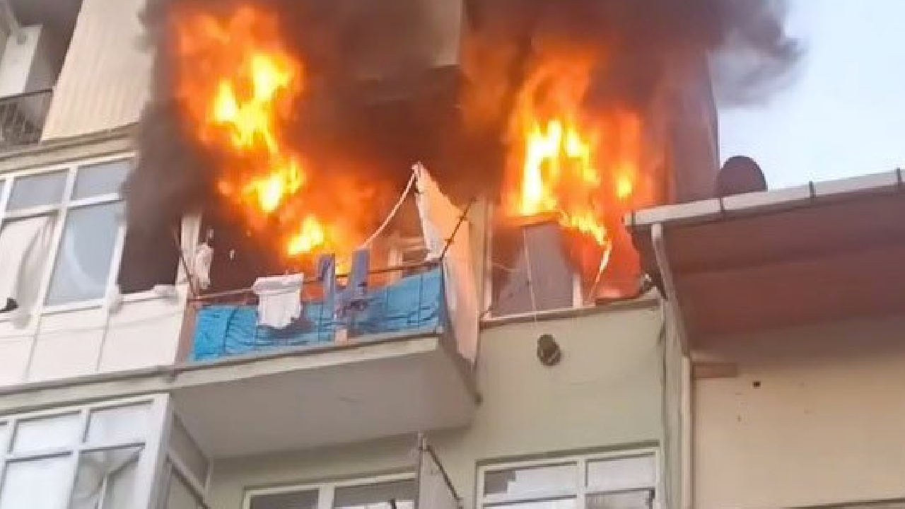 4 katlı binada can pazarı! Alev alev yanan evden alt balkona atlayarak kurtuldu