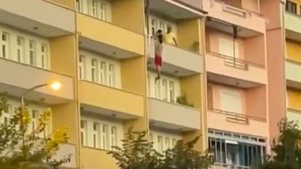 Bunalıma giren genç balkondan atladı! Tüyler ürperten anlar kamerada