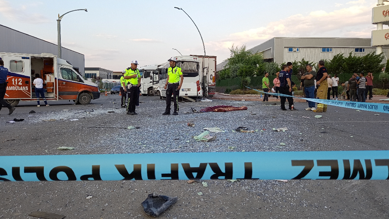 Sanayi sitesinde işçi servisi ile tır çarpıştı: 1 ölü, 25 yaralı