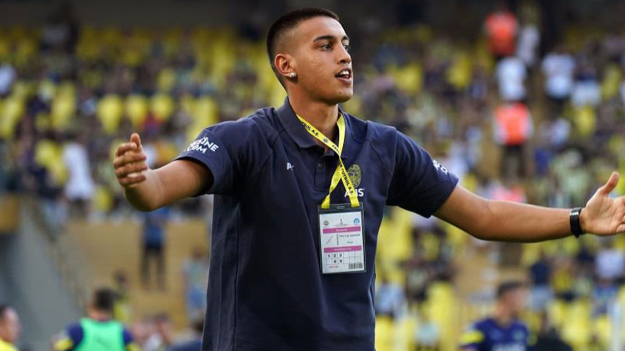 Kadıköy'de tribünlerden yeni transfer İrfan Can Eğribayat’a sevgi gösterisi