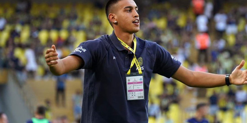 Kadıköy'de tribünlerden yeni transfer İrfan Can Eğribayat’a sevgi gösterisi