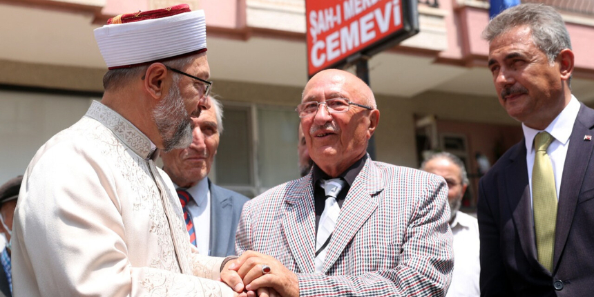 Ali Erbaş'tan cemevine anlamlı ziyaret: Biz kardeşiz, her zaman biriz, beraberiz