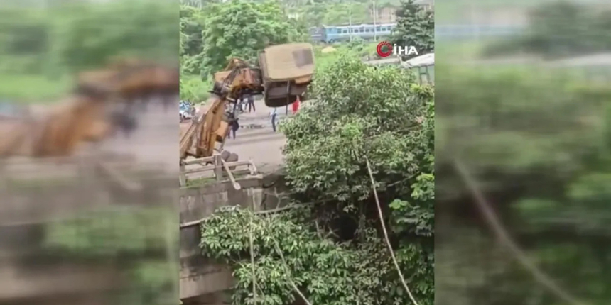 Nehre düşen kamyonu çıkarmaya çalışan vinç köprüden aşağı düştü