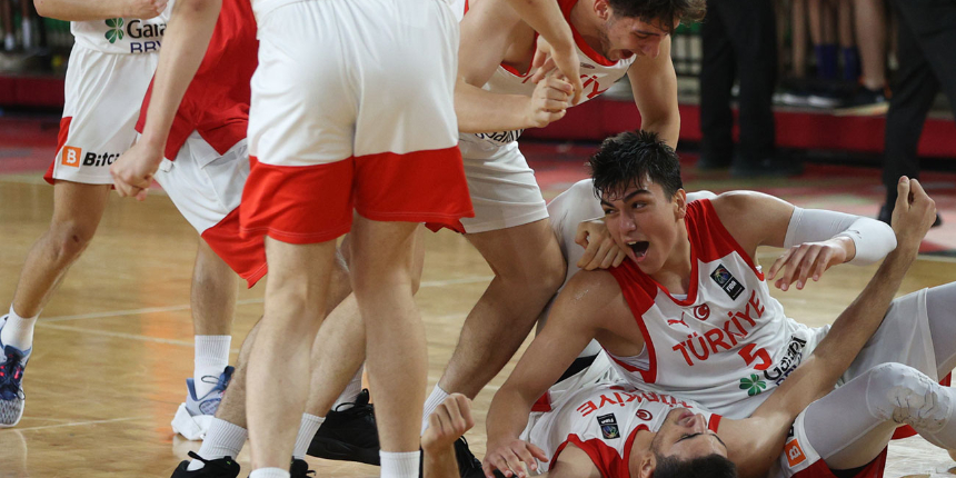 Büyük başarı! İzmir'de Litvanya'yı yenen U18 Milli Takımı yarı finale yükseldi
