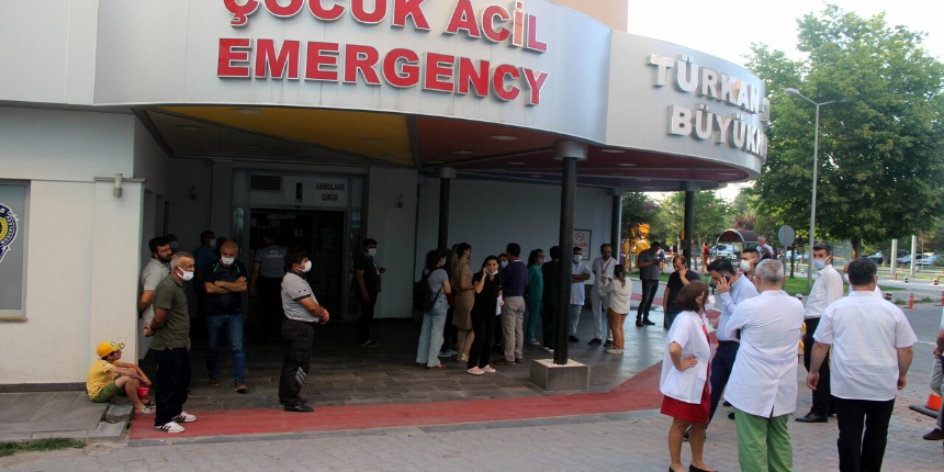 Güvenlik görevlisi maske uyarısında bulununca, hasta yakınları tarafından saldırıya uğradı
