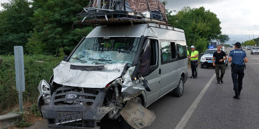 Fındık toplamaya giden ailelerin bulunduğu minibüs, tırla çarpıştı: 14 yaralı