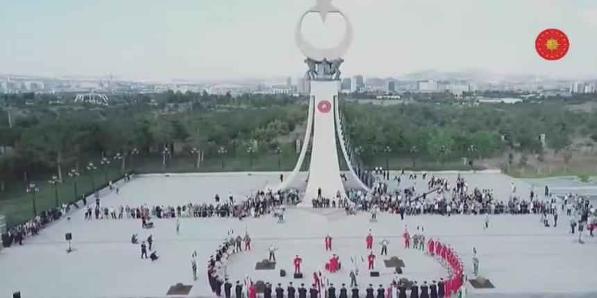 Cumhurbaşkanlığı Muhafız Alayı Tüfekli Gösteri Bölüğü Nöbet Değişim Töreni sona erdi