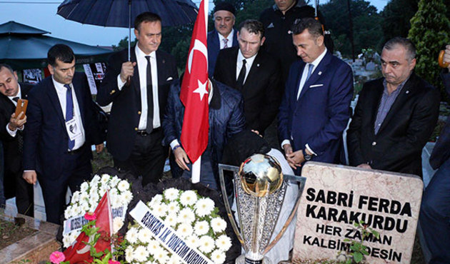 Beşiktaş şampiyonluk kupasını Vefa müdüre götürdü...