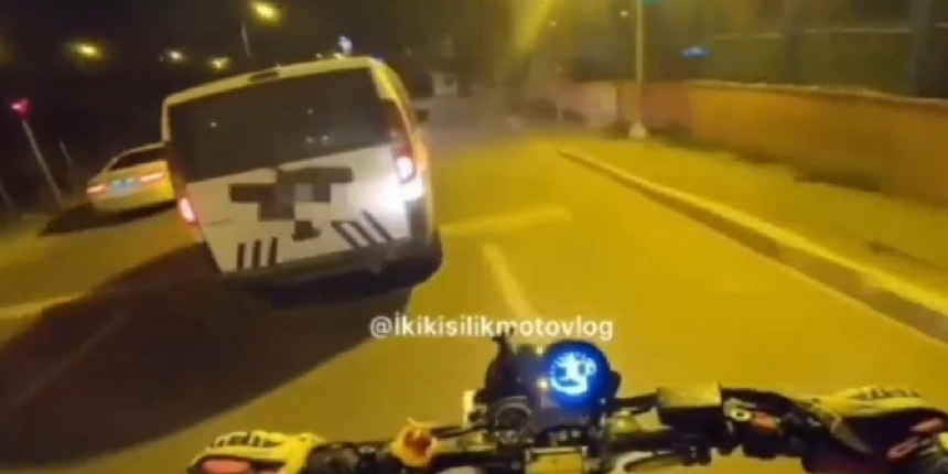 Polisten motosikletliye gülümseten uyarı!