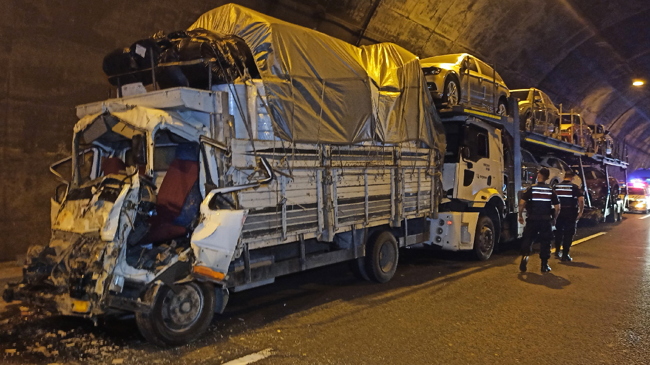 Bolu Dağı Tüneli'nde 3 TIR ve 1 kamyonet birbirine girdi