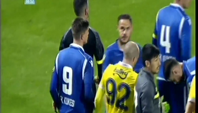 Fenerbahçe-Kukesi maçında gergin anlar!