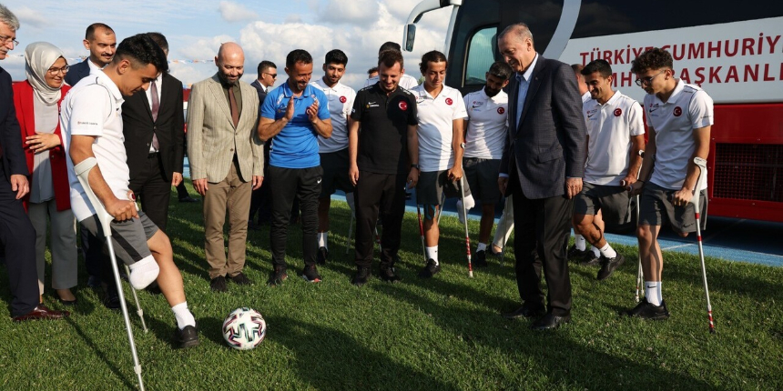 Cumhurbaşkanı Erdoğan, Kocaeli'de kamp yapan Ampute Milli Futbol Takımını ziyaret etti